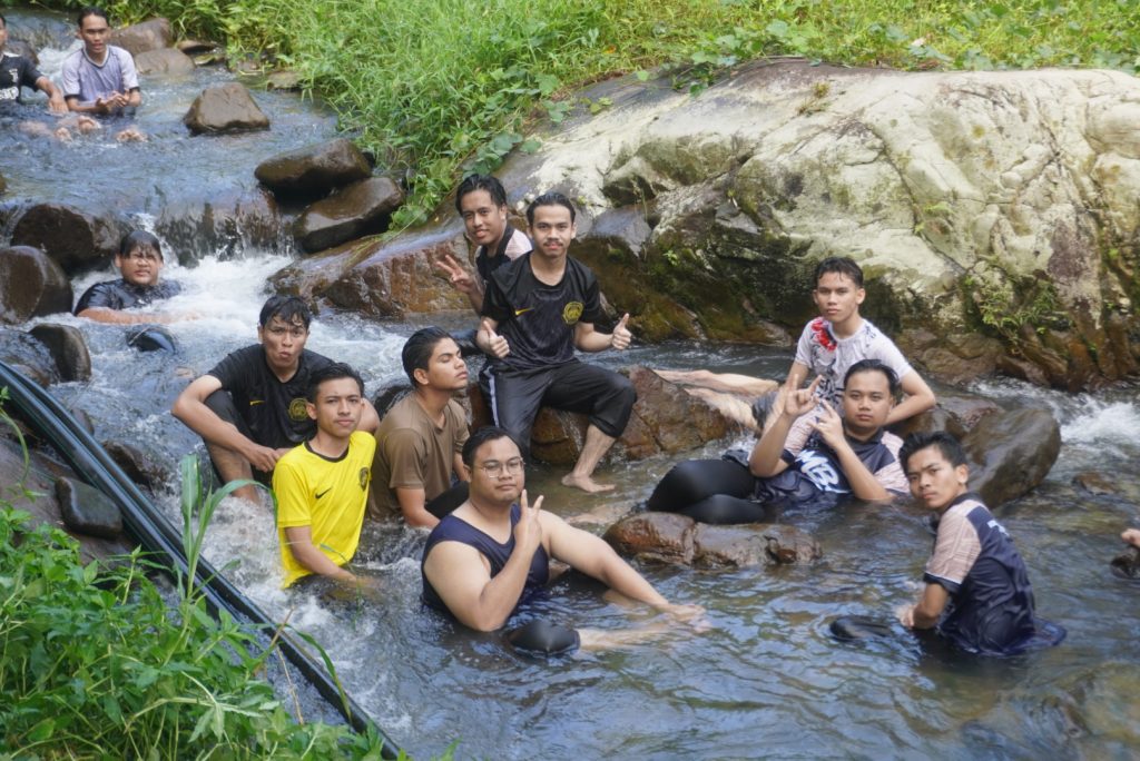 tymbaedu studens swimming at Woodstock Camp